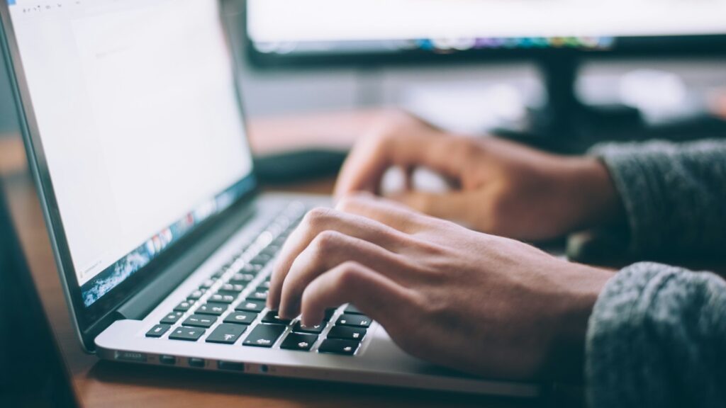 Person arbeitet am Laptop