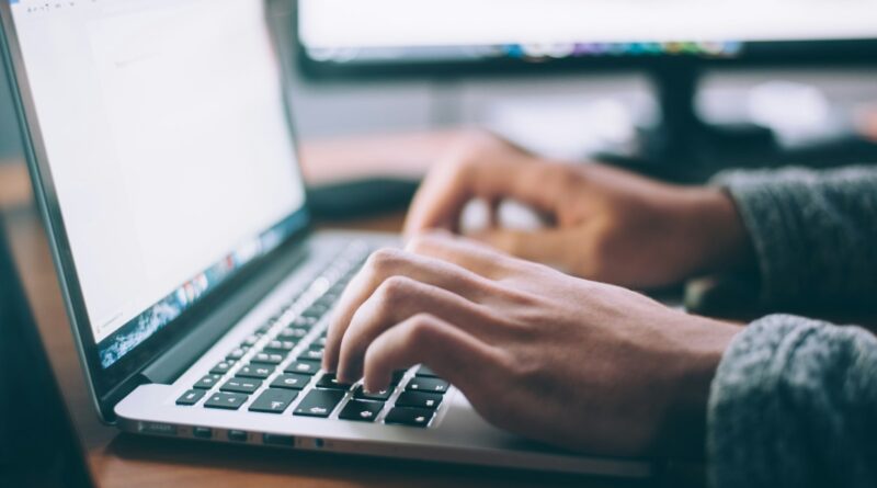 Person arbeitet am Laptop